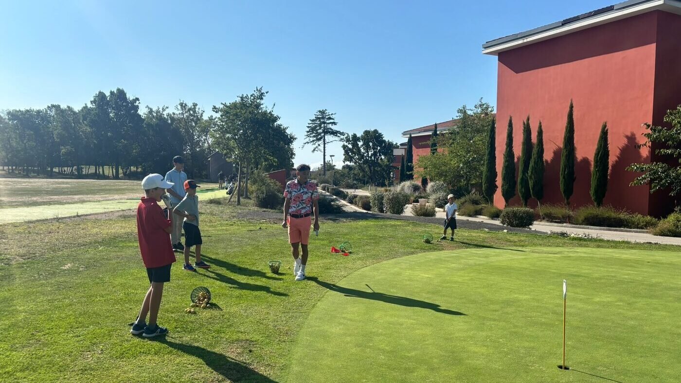 Séance de l&rsquo;école de golf enfant sur le putting green du Golf du Claux Amic, encadrée par Lucas Poujeol