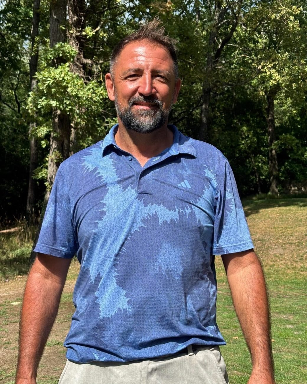 Éric Poujeol, enseignant de golf de Claux Amic Golf Academy, en polo bleu sur le parcours