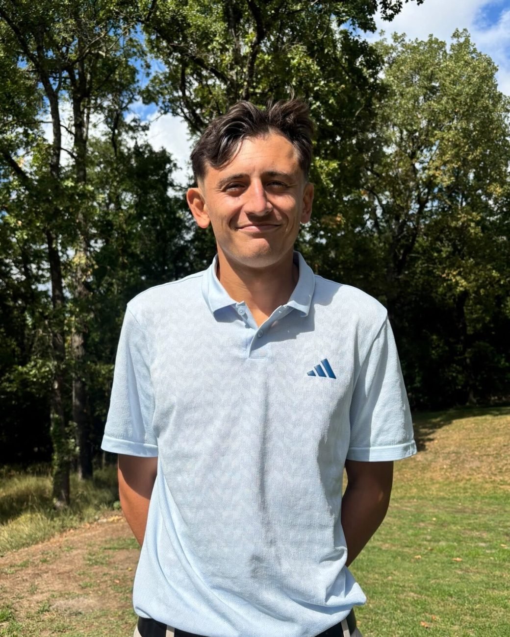 Lucas Poujeol, élève moniteur de Claux Amic Golf Academy, en polo bleu clair sur le parcours